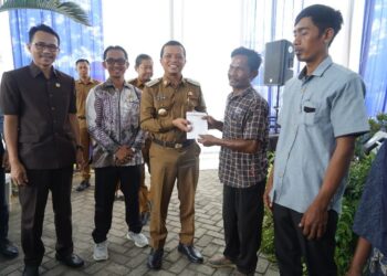 Bupati Pringsewu Serahkan Bantuan Sosial RUTILAHU