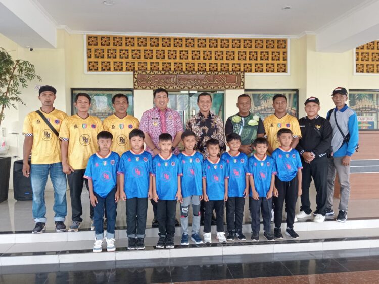 Bupati Pringsewu Lepas Kontingen SSB BMP Ikuti Kejurnas Sepakbola Usia 10 Tahun