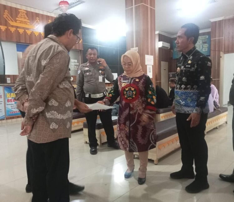 Tinjau Pelaksanaan Program Pemutihan di Samsat Mesuji, Ini Pesan Elfianah Untuk Masyarakat