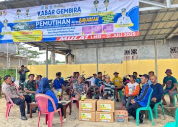 Tingkatkan hasil panen, Pemdes Bangun Jaya Salurkan Bantuan Pupuk Organik Cair Pada Petani