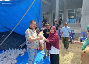Ketua DPRD Potong 9 Ekor Hewan Qurban Di Tiga Lokasi
