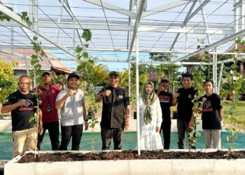 Dalam Rangka Mendukung Program Ketahanan Pangan Presiden Prabowo Subianto, Anggota DPR RI Drs. H. Mukhlis Basri Lakukan Penanaman Pohon Anggur di Lampung.