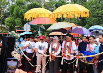 Resmikan Pasar Tematik Parosil Minta Dukungan Infrastruktur Kepada Pemerintah Provinsi