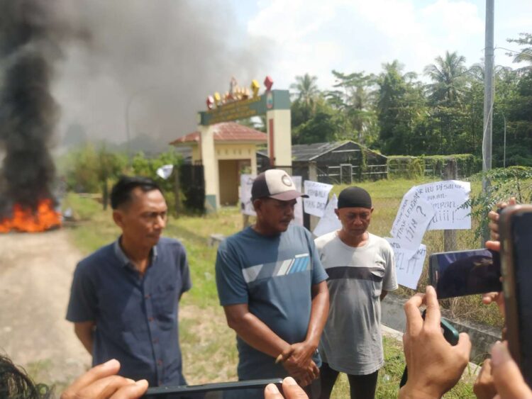 PT.Talun Jaya Abadi Tak ada Kontribusi, warga tutup akses jalan masuk keperusahan