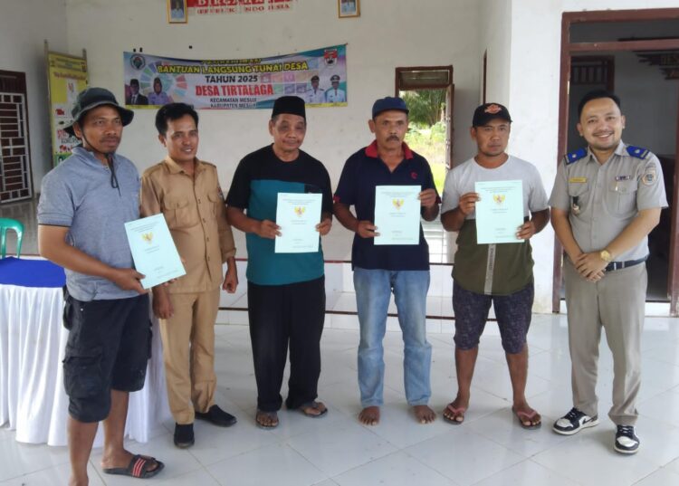 BPN Mesuji Bagikan Sertipikat PTSL, Sekaligus Sosialisasi Kepengurusan Legalisasi Aset Tanah Masyarakat di Desa Tirtalaga