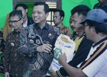 Bupati Pringsewu Tinjau Penyaluran Bantuan Pangan Di Dua Pekon