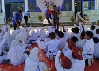 Pendongeng Asal Kota Metro Hibur Anak-anak di Pelosok Pulau Madura