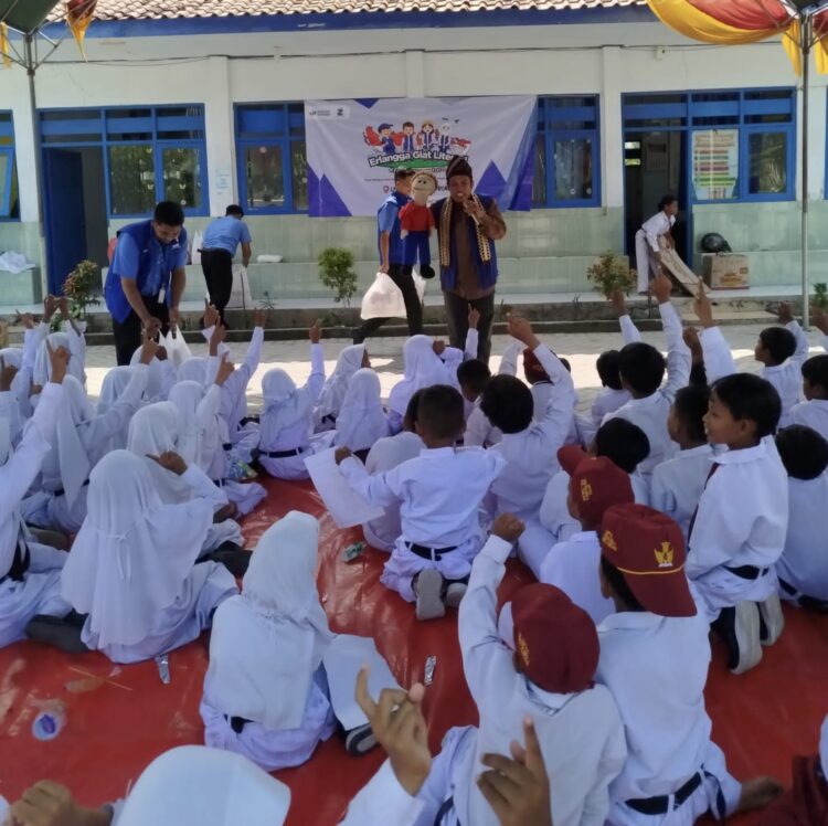 Pendongeng Asal Kota Metro Hibur Anak-anak di Pelosok Pulau Madura