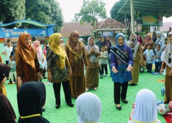 Hari Pertama MPLS, Bunda Paud Lampura Kunjungi TK Islam Ibnu Rusyd Kotabumi 