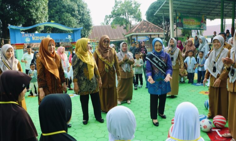 Hari Pertama MPLS, Bunda Paud Lampura Kunjungi TK Islam Ibnu Rusyd Kotabumi 