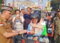 Peringati HUT Kemerdekaan RI, Pemkot Metro Bagikan Ratusan Bendera ke Pengendara