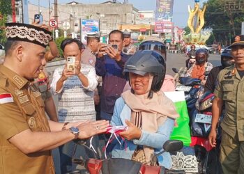 Peringati HUT Kemerdekaan RI, Pemkot Metro Bagikan Ratusan Bendera ke Pengendara