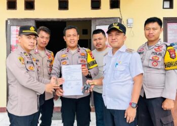 Kasubsektor Mesuji Terima Penyerahan 1 Pucuk Senpi Ilegal Beserta 3 Butir Amunisi Aktif Dari Warga