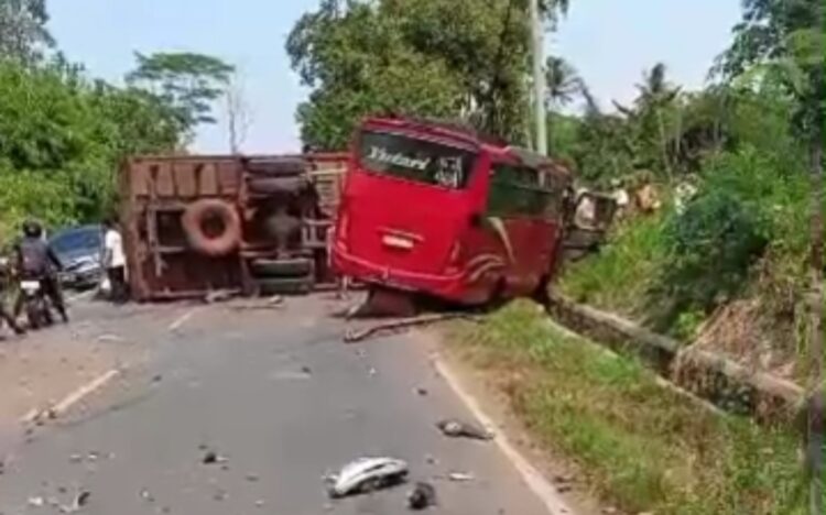 Tabrakan Beruntun Di Lampura, 1 Orang Meninggal  Di Lokasi Kejadian