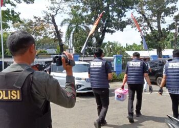Keluar Dari Kantor BPBD, Tipidkor Polres Lampura Bawa Berkas 1 Kotak Box