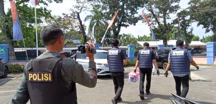 Keluar Dari Kantor BPBD, Tipidkor Polres Lampura Bawa Berkas 1 Kotak Box