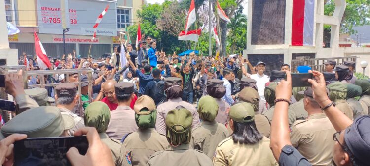 Usai Demo di Mapolres, Aliansi Mahasiswa Geruduk Kantor DPRD Metro