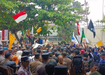 Rela Hujan-Hujanan, Ini 11 Tuntutan Mahasiswa di Gedung DPRD Metro!