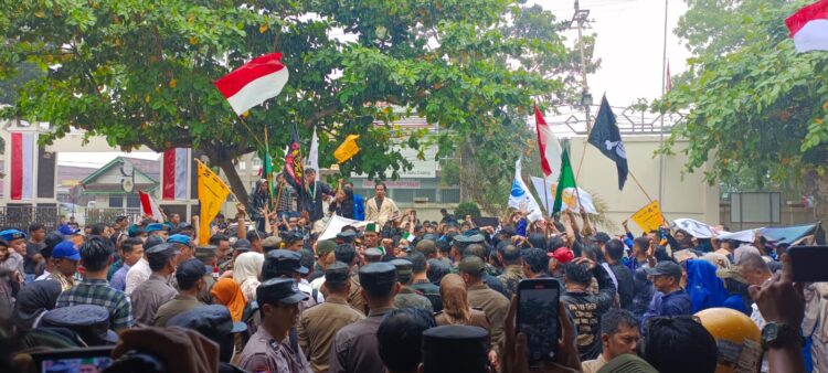 Rela Hujan-Hujanan, Ini 11 Tuntutan Mahasiswa di Gedung DPRD Metro!