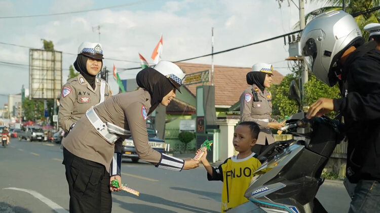 Polwan Pringsewu Gelar Aksi Simpatik, Bagikan Helm dan Coklat kepada Pengendara