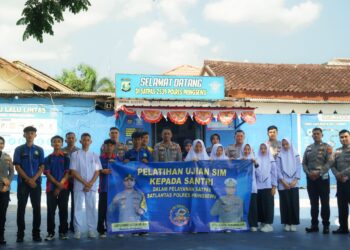 Satlantas Polres Pringsewu Latih Santri Nurul Huda Tata Cara Pembuatan SIM