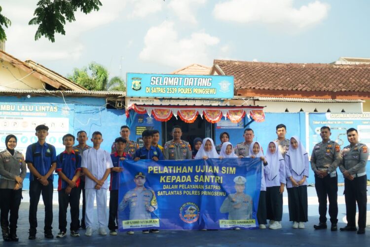 Satlantas Polres Pringsewu Latih Santri Nurul Huda Tata Cara Pembuatan SIM