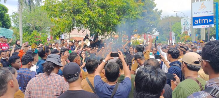 Geruduk Kantor Pemkot Metro, Ratusan Honorer dan Mahasiswa Tuntut Janji Walikota!