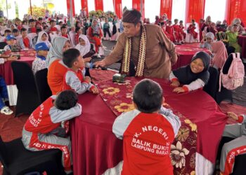 Pendongeng Asal Metro Meriahkan Festival Literasi Nasional Lampung Barat