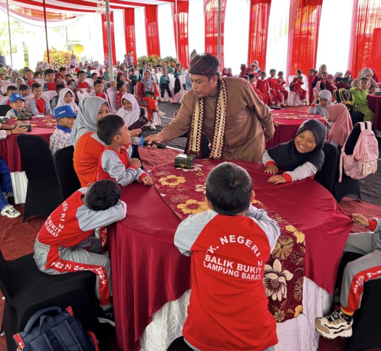 Pendongeng Asal Metro Meriahkan Festival Literasi Nasional Lampung Barat