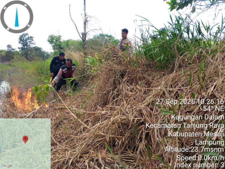 Polres Mesuji Padamkan Api di Lahan Gambut Wilayah Tanjung Raya