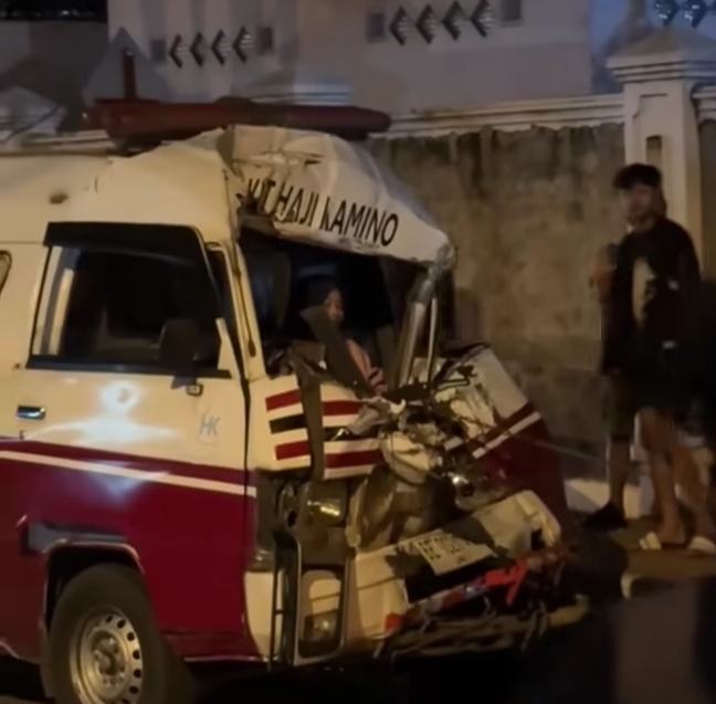 Tragis,..Ambulan Tabrak Truk Berhenti, 1 Penumpang Luka Parah
