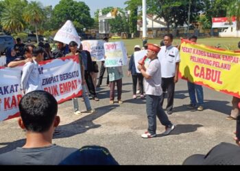 Diduga Lindungi Pelaku Rudapaksa, Masyarakat Desa, Minta Bupati Copot Kades Sabuk Empat