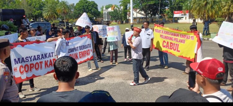 Diduga Lindungi Pelaku Rudapaksa, Masyarakat Desa, Minta Bupati Copot Kades Sabuk Empat