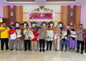 Gelar Jum’at Curhat, AKBP Muhamad Firdaus Bagikan Paket Sembako dan Sampaikan Pesan Kamtibmas