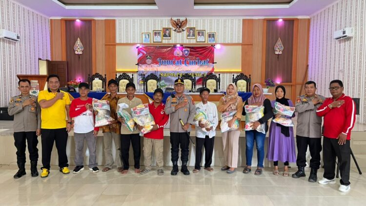 Gelar Jum’at Curhat, AKBP Muhamad Firdaus Bagikan Paket Sembako dan Sampaikan Pesan Kamtibmas