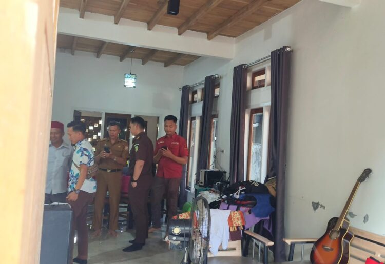 Kejari Tubaba Lakukan Penggeledahan Di Kediaman Kadis DLH