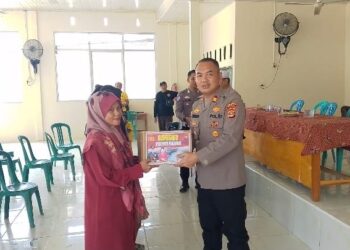 Gelar Jumat Curhat, Kapolsek Tanjung Raya Sampaikan Pesan Kamtibmas dan Bagikan Paket Sembako