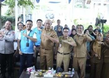 12 Keluarga Pra Sejahtera di Metro Dapat Pemasangan Listrik Gratis