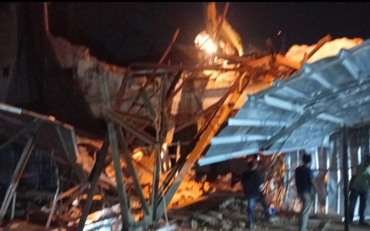 Auning Pedagang Pasar Dekon, Hancur Ditimpa Runtuhan Gedung Eks Bioskop Kotabumi