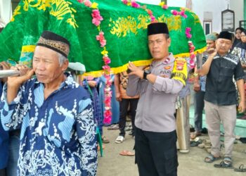 Bhabinkamtibmas Polres Mesuji Sigap Bantu Pemakaman Warga