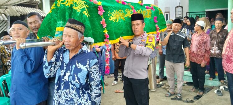 Bhabinkamtibmas Polres Mesuji Sigap Bantu Pemakaman Warga