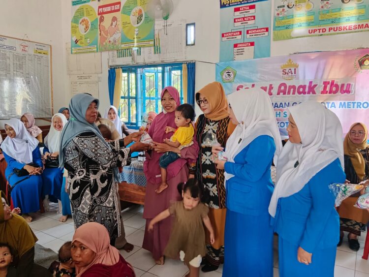 Tekan Angka Stunting, IKWI Metro Salurkan Bantuan di Posyandu Nusa Indah