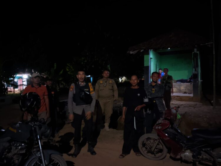 Bhabinkamtibmas Polres Mesuji Aktif Lakukan Pengecekan Giat Ronda Malam di Desa