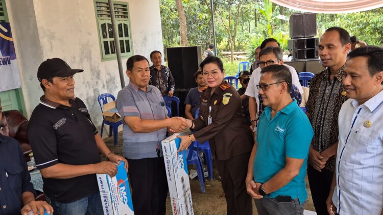 Kejaksaan Negeri Pringsewu dan Dinas Pertanian Pringsewu Fasilitasi Penyerahan Bantuan CSR Perpadi kepada Petani Mitra Adhyaksa