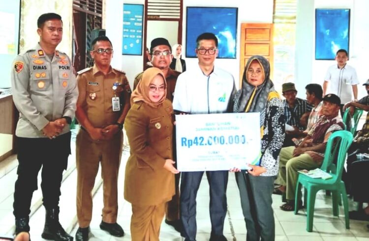 Elfianah Serahkan Santunan Kematian Aparatur Desa Kepada Ahli Waris di Way Serdang