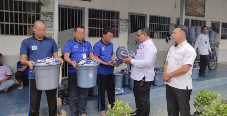 Warga Binaan Lapas Metro Dapat Paket Perlengkapan MCK dan Pakaian