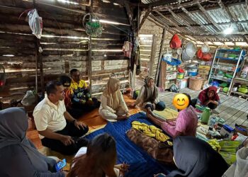 Bupati Mesuji Lakukan Home Care Tiga Warganya di Kecamatan Mesuji