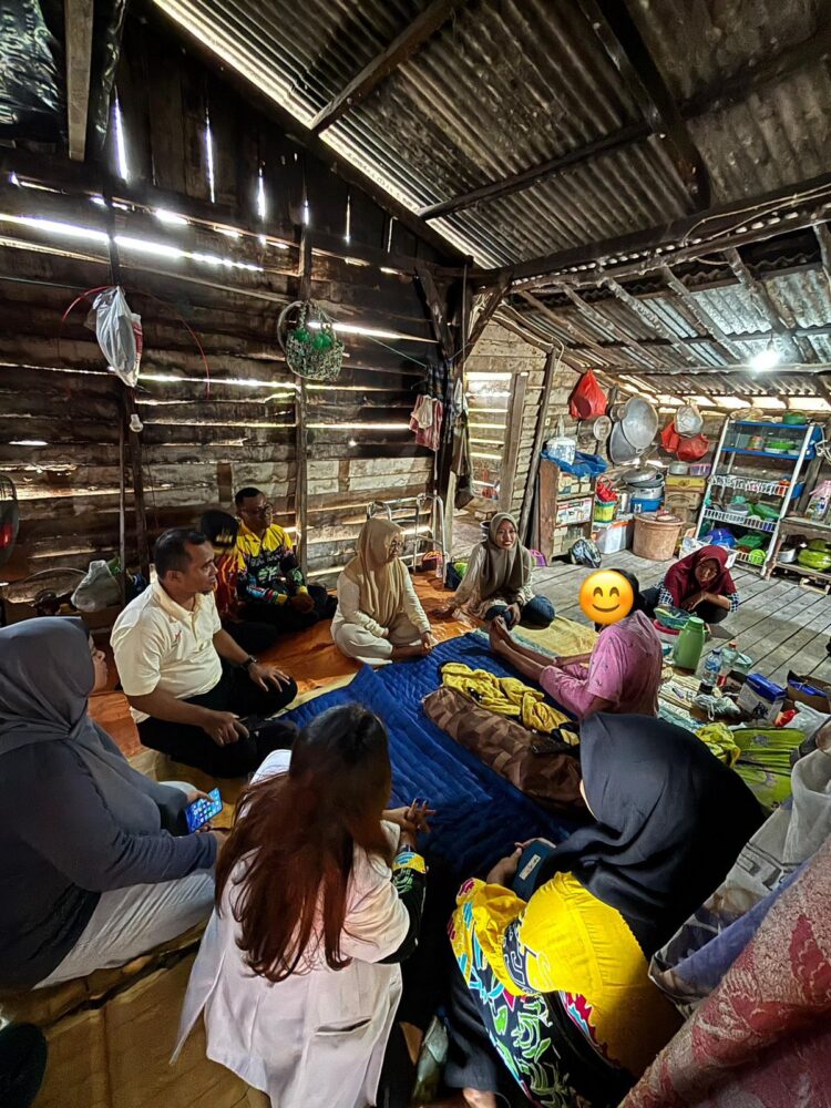 Bupati Mesuji Lakukan Home Care Tiga Warganya di Kecamatan Mesuji