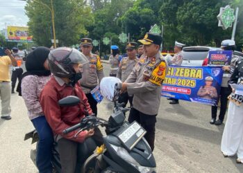 Gelar Operasi Zebra Krakatau 2025, Polres Metro Bagikan Bapok dan Helm ke Pengendara