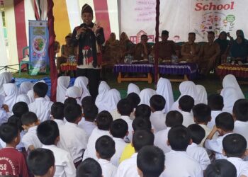 Pendongeng Asal Metro Hibur Ratusan Siswa di Pesisir Barat